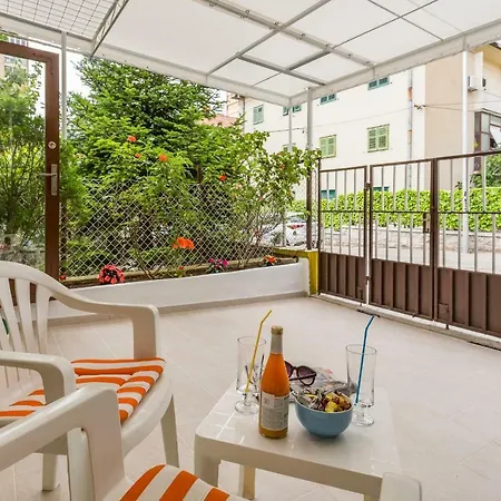 Leon-sara With Shaded Patio And Garden View