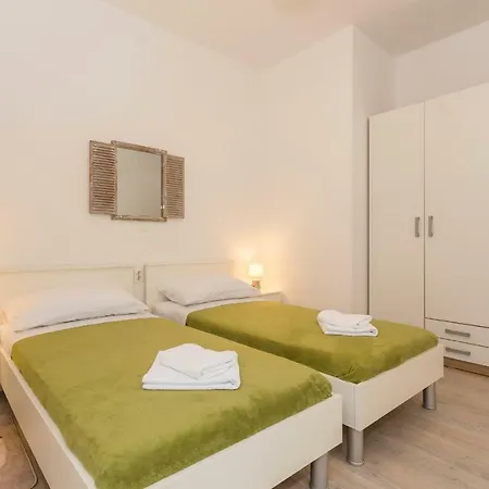 Leon-sara With Shaded Patio And Garden View Appartement Split