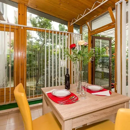 Leon-sara With Shaded Patio And Garden View Split