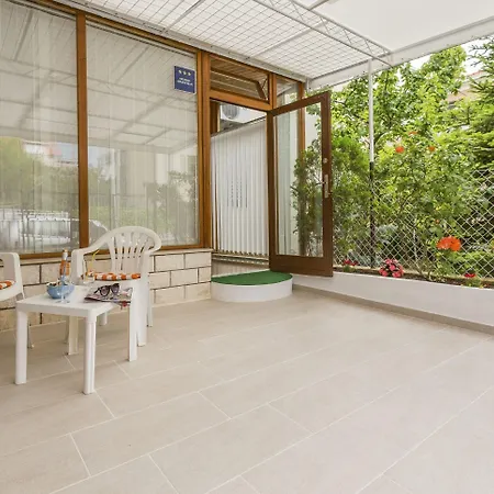 Leon-sara With Shaded Patio And Garden View * スプリト