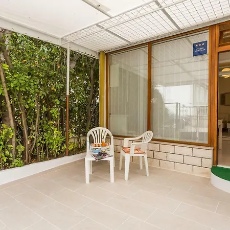 Leon-sara With Shaded Patio And Garden View