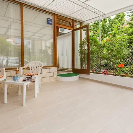 アパート Leon-sara With Shaded Patio And Garden View スプリト