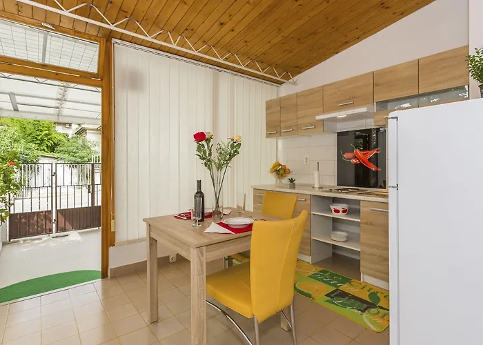 Apartman Leon-sara With Shaded Patio And Garden View *
