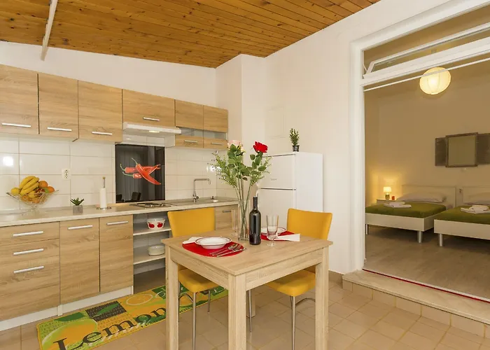Leon-sara With Shaded Patio And Garden View Apartman
