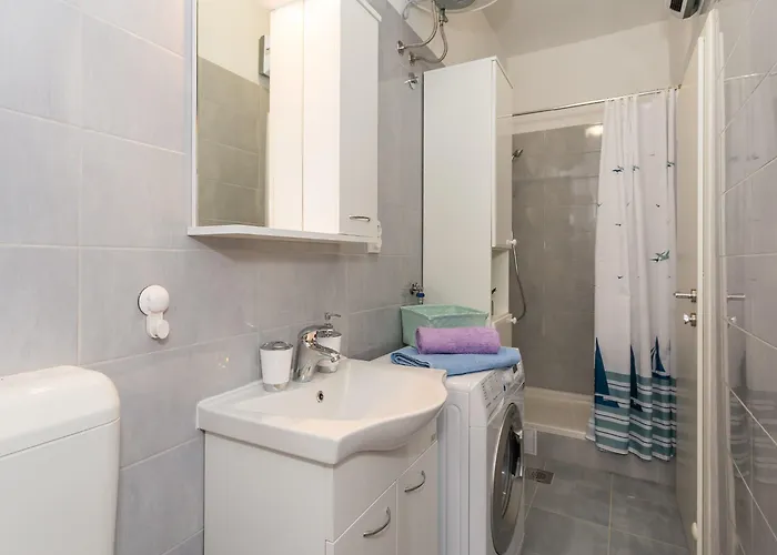 Leon-sara With Shaded Patio And Garden View Apartman
