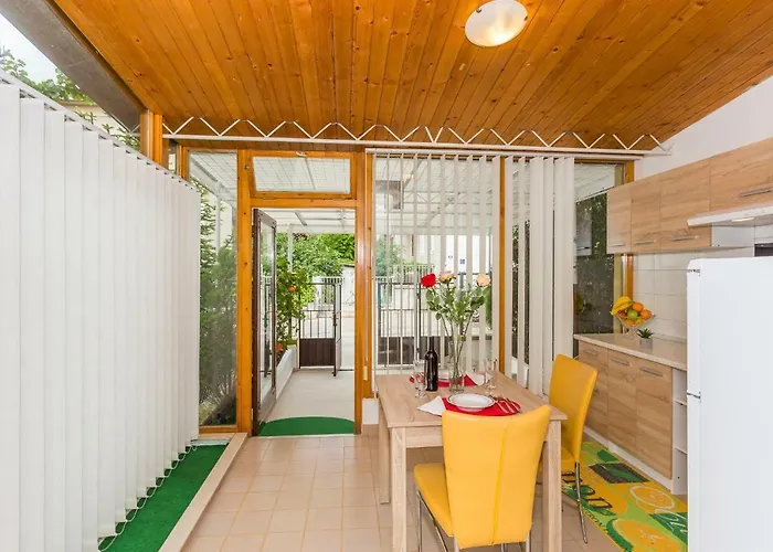 Leon-sara With Shaded Patio And Garden View Apartman