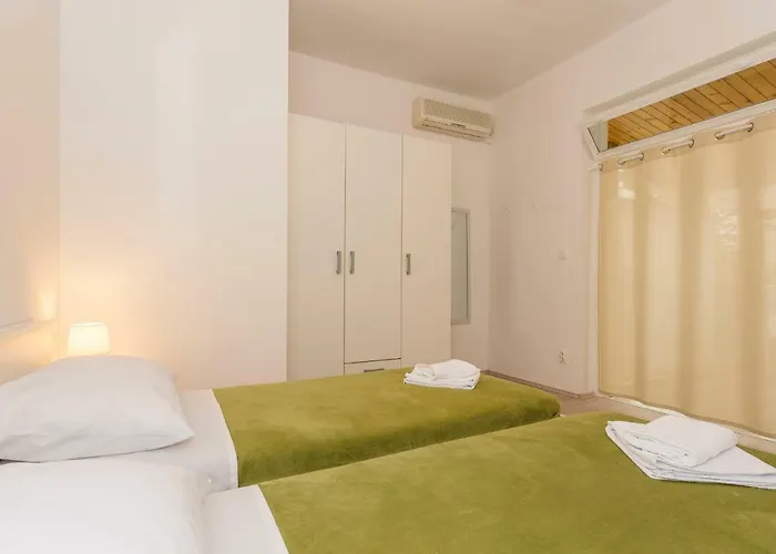 Apartman Leon-sara With Shaded Patio And Garden View *