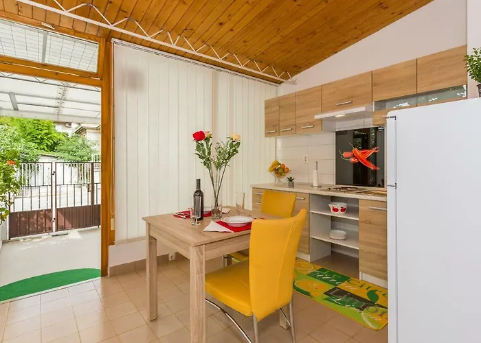 Apartman Leon-sara With Shaded Patio And Garden View *