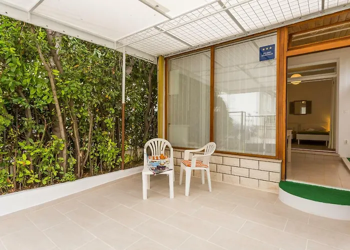Leon-sara With Shaded Patio And Garden View
