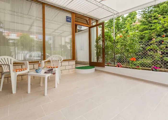 Apartman Leon-sara With Shaded Patio And Garden View Split