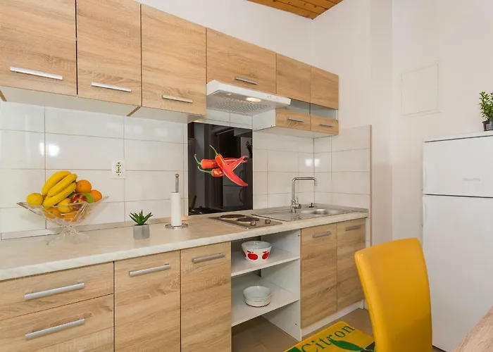 Leon-sara With Shaded Patio And Garden View Apartman