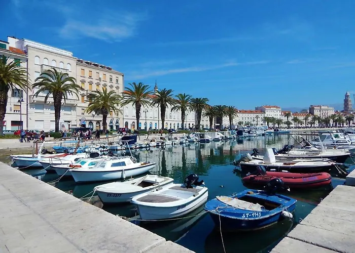 Apartman Leon-sara With Shaded Patio And Garden View *