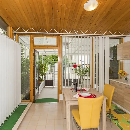 Leon-sara With Shaded Patio And Garden View * سبليت