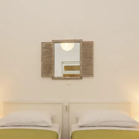 Apartman Leon-sara With Shaded Patio And Garden View Split