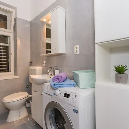 Leon-sara With Shaded Patio And Garden View شقة سبليت