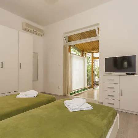 Leon-sara With Shaded Patio And Garden View * 斯普利特