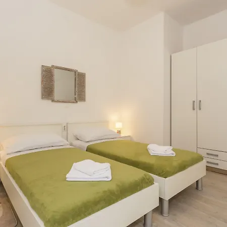 Leon-sara With Shaded Patio And Garden View * سبليت