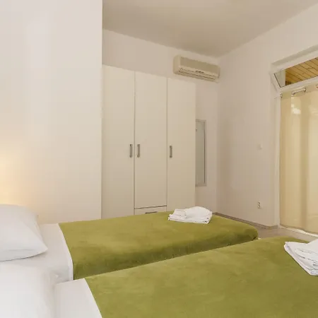 Apartman Leon-sara With Shaded Patio And Garden View Split