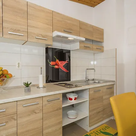 Leon-sara With Shaded Patio And Garden View * سبليت