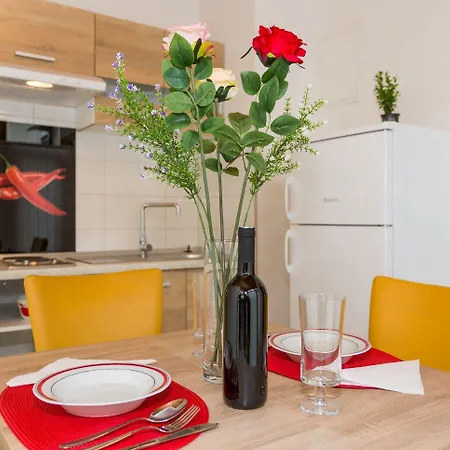 Apartman Leon-sara With Shaded Patio And Garden View