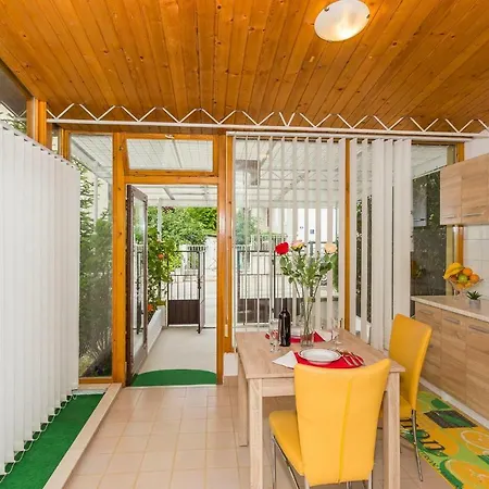 Leon-sara With Shaded Patio And Garden View شقة