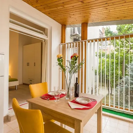 شقة Leon-sara With Shaded Patio And Garden View *