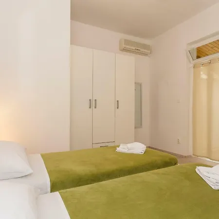 شقة Leon-sara With Shaded Patio And Garden View *