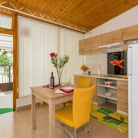 Apartman Leon-sara With Shaded Patio And Garden View *