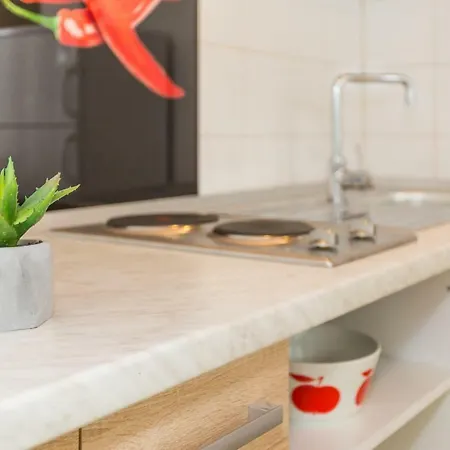 Leon-sara With Shaded Patio And Garden View شقة