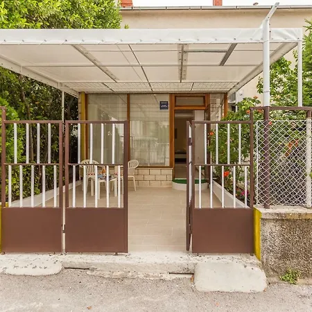 Leon-sara With Shaded Patio And Garden View Apartman Split