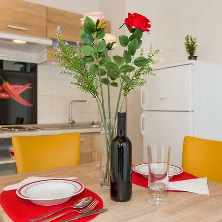 Leon-sara With Shaded Patio And Garden View Apartman Split