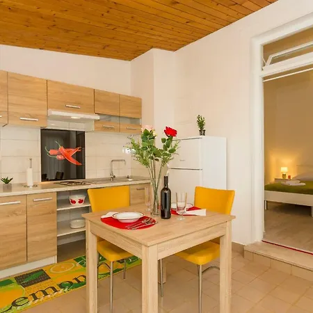 Leon-sara With Shaded Patio And Garden View سبليت