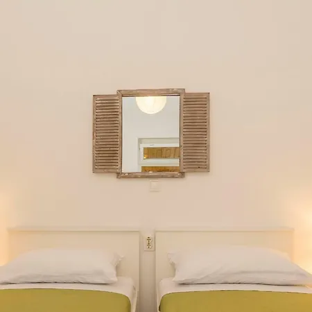 Leon-sara Apartment Split
