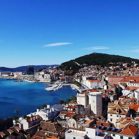 Leon-sara With Shaded Patio And Garden View Apartman Split