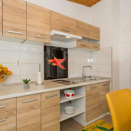 Leon-sara With Shaded Patio And Garden View Apartman