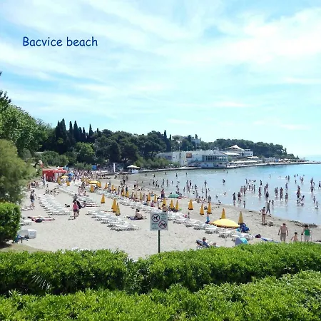 Leon-sara With Shaded Patio And Garden View 公寓