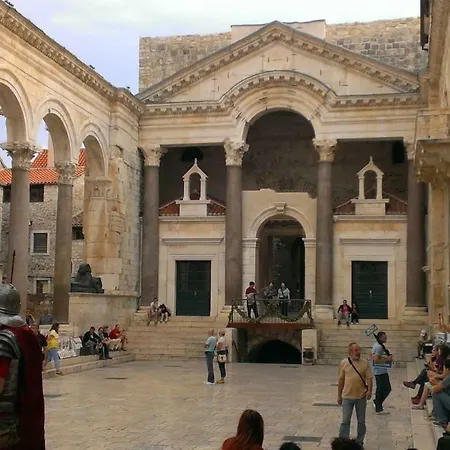 Leon-sara With Shaded Patio And Garden View