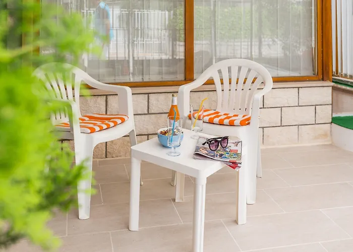 Апартаменты Leon-sara With Shaded Patio And Garden View Сплит