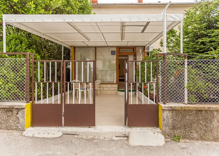 Leon-sara With Shaded Patio And Garden View *