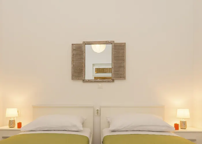 Апартаменты Leon-sara With Shaded Patio And Garden View Сплит