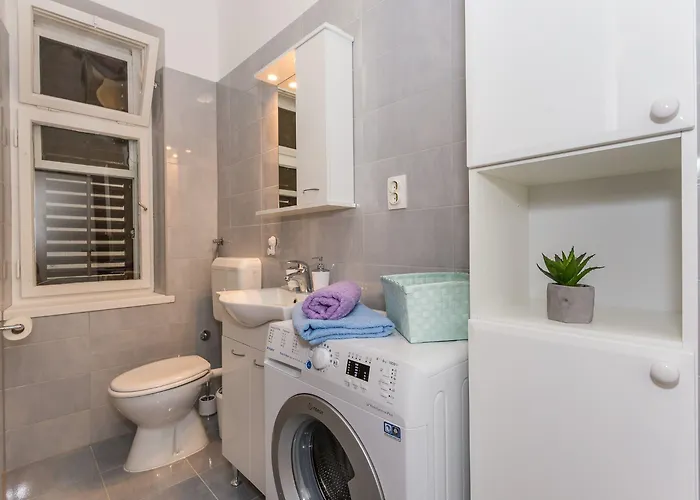 Leon-sara With Shaded Patio And Garden View Апартаменты Сплит