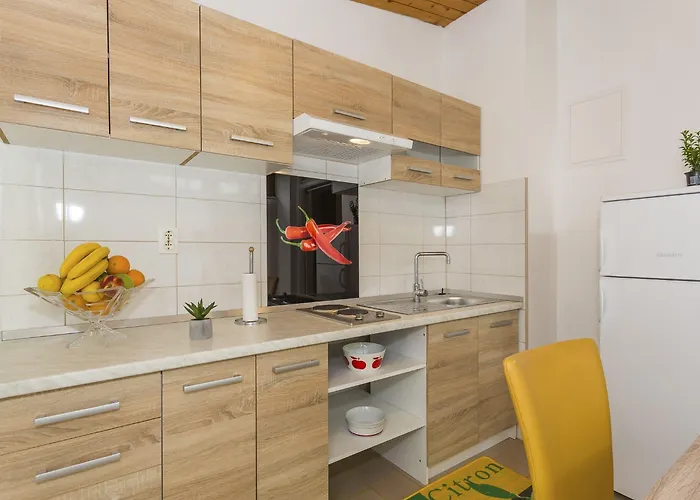 Leon-sara With Shaded Patio And Garden View * Сплит