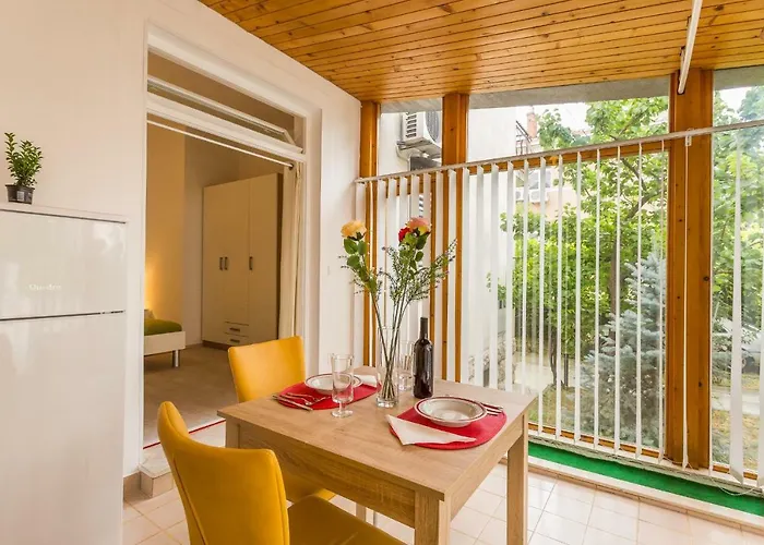 Апартаменты Leon-sara With Shaded Patio And Garden View *