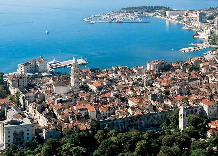 Leon-sara With Shaded Patio And Garden View Апартаменты Сплит