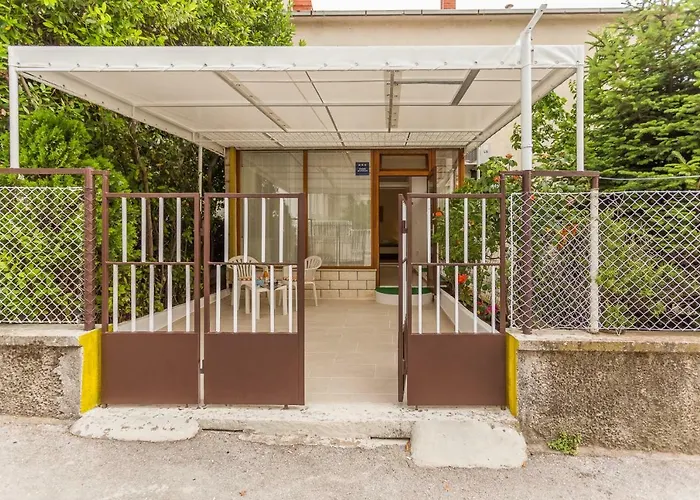 Leon-sara With Shaded Patio And Garden View Апартаменты Сплит