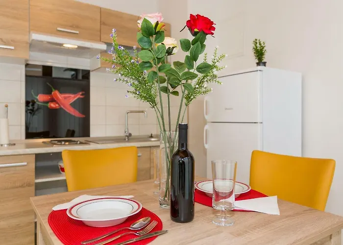 Leon-sara With Shaded Patio And Garden View Апартаменты Сплит