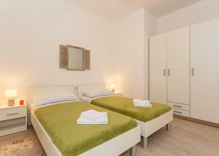 Leon-sara With Shaded Patio And Garden View Апартаменты Сплит