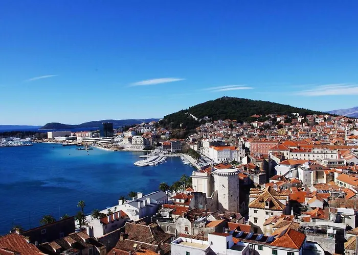 Leon-sara With Shaded Patio And Garden View Апартаменты Сплит