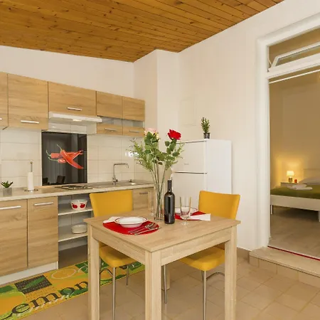 Leon-sara With Shaded Patio And Garden View Апартаменты