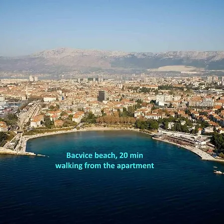 Leon-sara With Shaded Patio And Garden View Διαμέρισμα